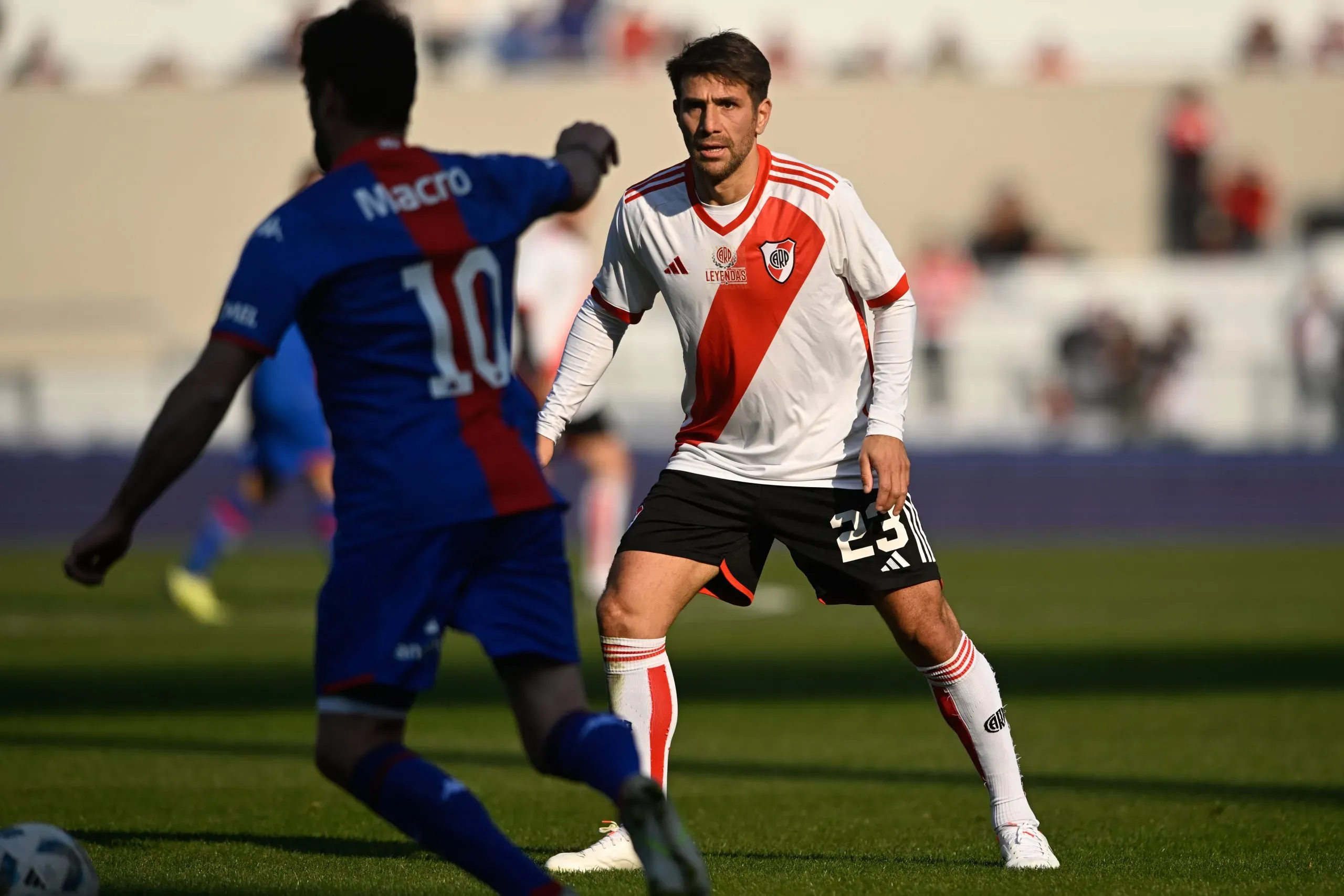 Ponzio marcando a Rusculleda. (LPM/Diego Haliasz)