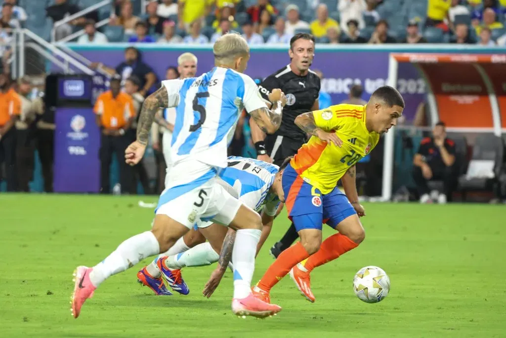 Juanfer en acción ante Argentina en el Hard Rock Stadium. (Foto: IMAGO).