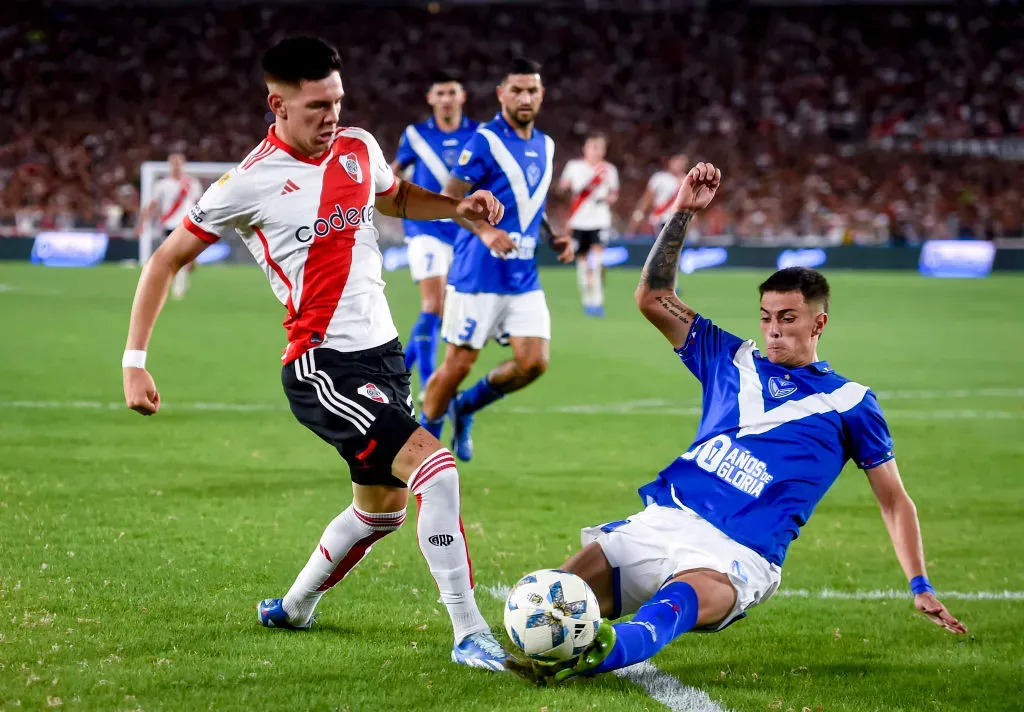 Valentín Gómez con la camiseta de Vélez enfrentando a River (Getty)