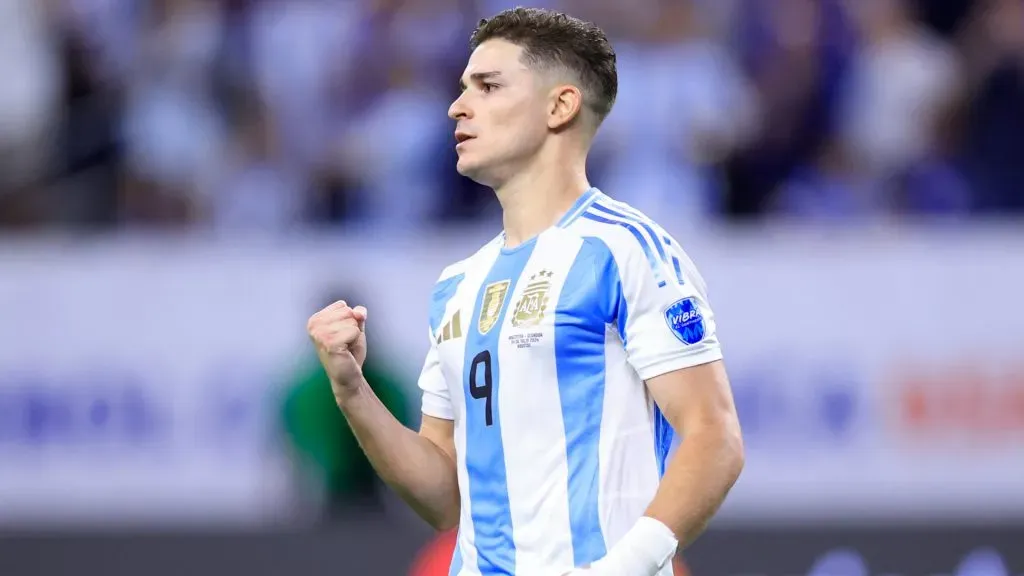 Julián festeja un tanto frente a Canadá.