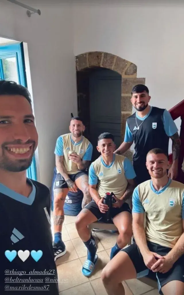 Los jugadores de la Selección se preparan para el debut.