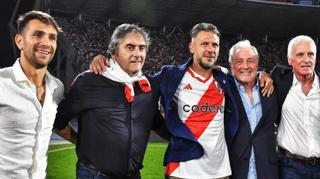 Demichelis junto a los principales dirigentes de River.