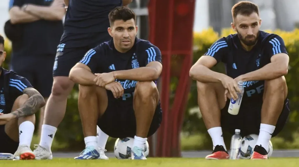 Marcos Acuña charla con Germán Pezzella en un entrenamiento de Argentina.
