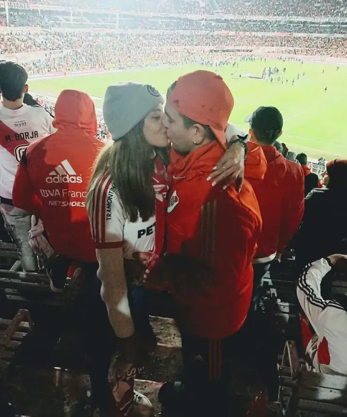 Gisela y Matías, los novios que emocionaron al Monumental
