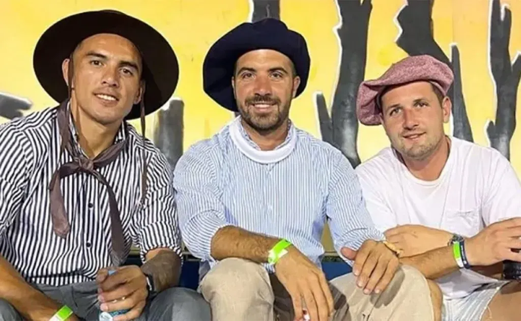 A la izquierda y siempre de camisa y sombrero, Enzo Díaz junto a sus amigos de toda la vida.