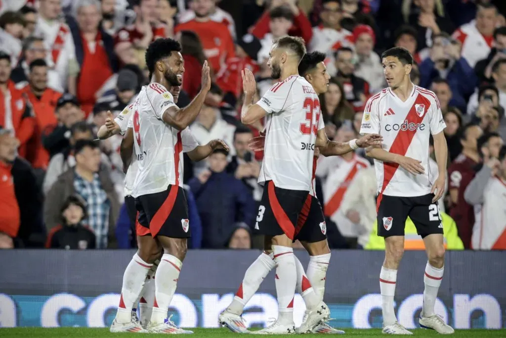 Miguel Borja y German Pezzela. River Plate vs Atletico Tucuman. Fecha 14 Liga Profesional.