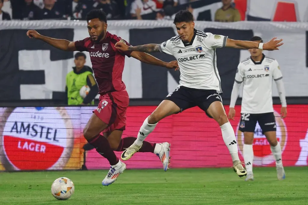 Miguel Borja y Erick Wiemberg en la disputa de una pelota en Colo Colo vs River Plate por la ida de los cuartos de final de la Copa Libertadores de América 2024 (FOTO: Marcelo Hernandez/Getty Images).
