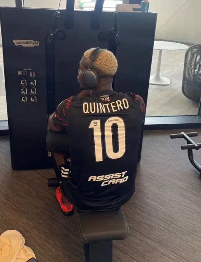 Pogba entrenando con la camiseta de River.