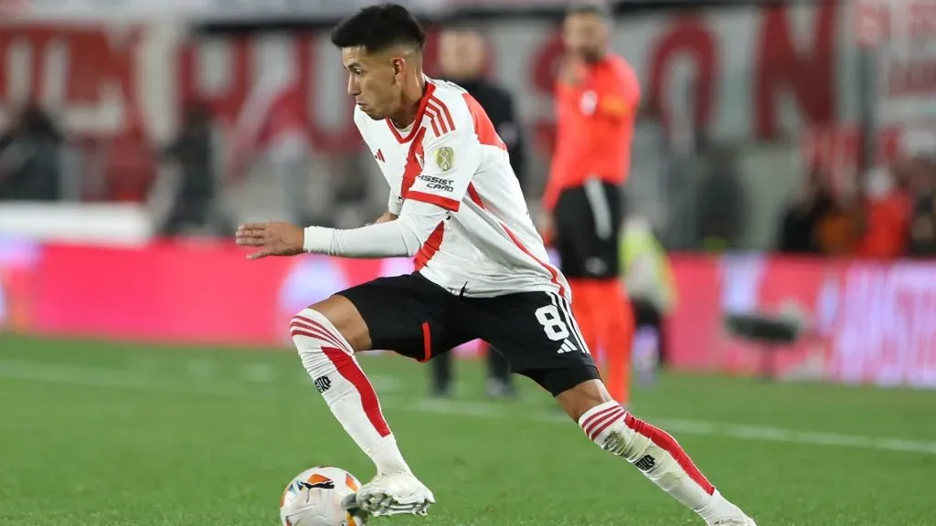 Maxi Meza está más afuera que adentro vs. Platense.