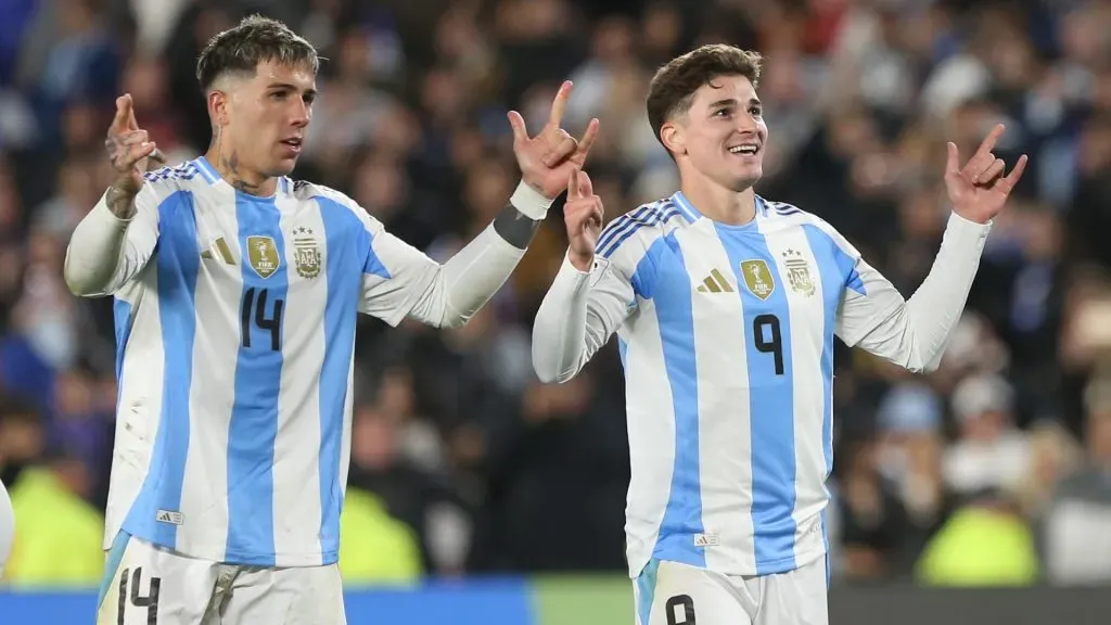 Julián Álvarez y Enzo Fernández van de arranque contra Paraguay.