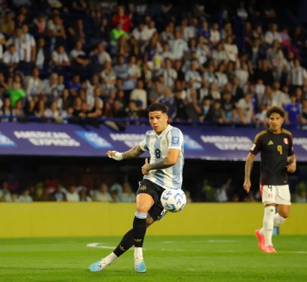 Enzo en acción frente a Perú.