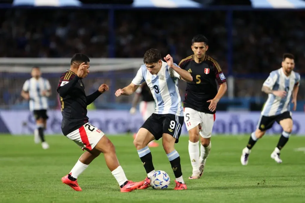 Julián Álvarez en acción frente a Perú. (Foto: Getty).