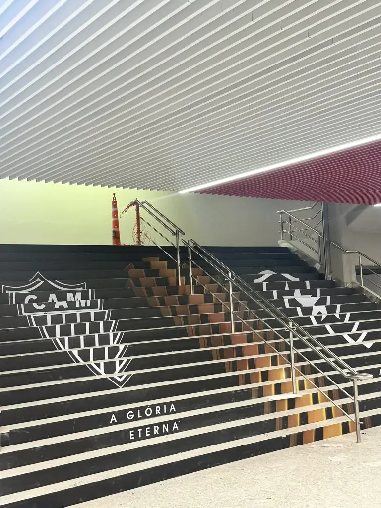 Así quedaron ploteadas las escaleras del hall que dan al campo de juego.