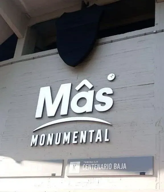 Conmebol tapó el escudo de River con una lona negra.