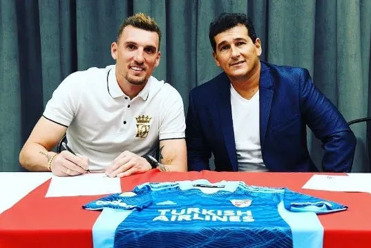 Armani y Martín Araoz, uno de sus representantes.