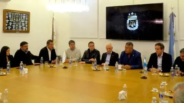 Tapia reunido en AFA junto a otros dirigentes