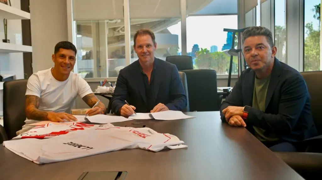 La firma de Enzo Pérez para volver a River.