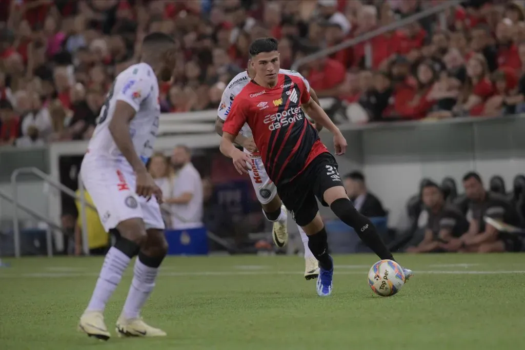 River insiste por Esquivel, el jugador quiere venir y la pelota la tiene Paranaense.