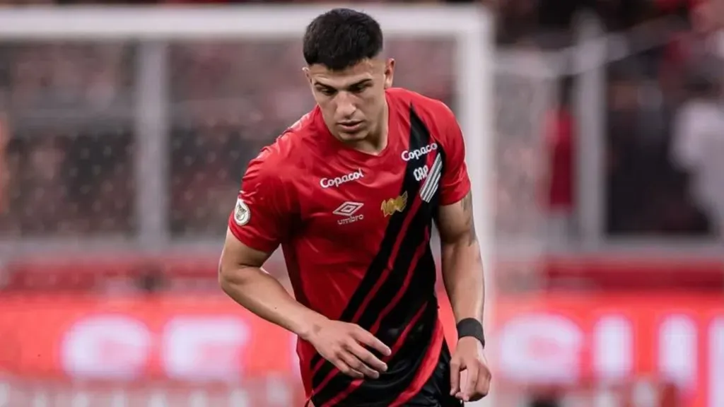 Paranaense no utiliza a Esquivel en los partidos oficiales a la espera de definirse los partidos con River.