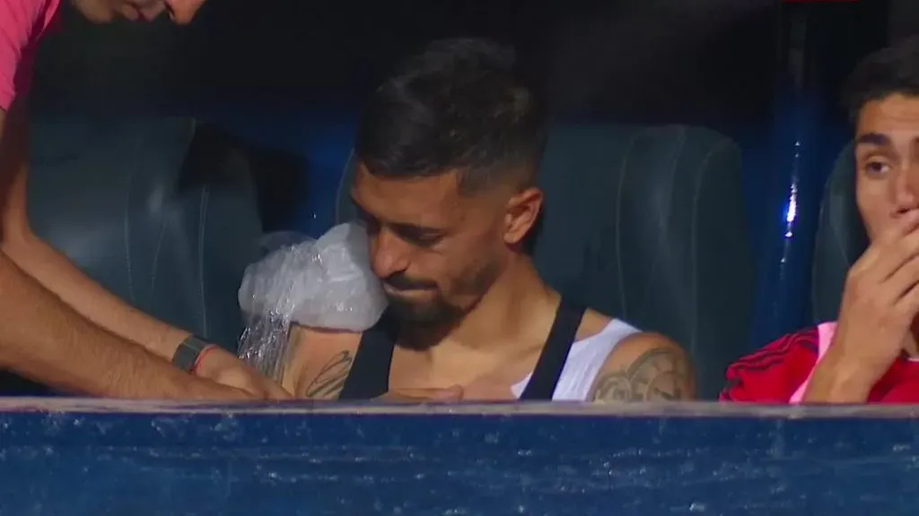 Lanzini, con hielo mucho dolor en el banco de River.