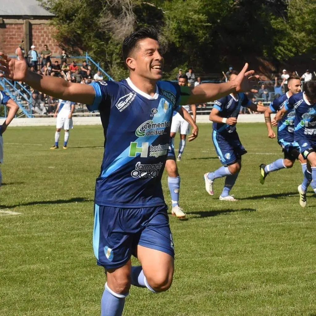 Diego Galván se convirtió en ídolo del club Sol de Mayo de Viedma, con el que ascendió al Federal A en 2017 (FOTO: @diegogalvanok).