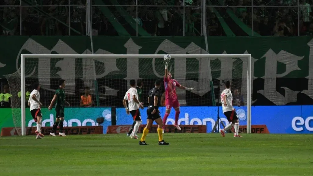 El atajadón de Armani ante San Martín de San Juan cuando el partido estaba 0-0.