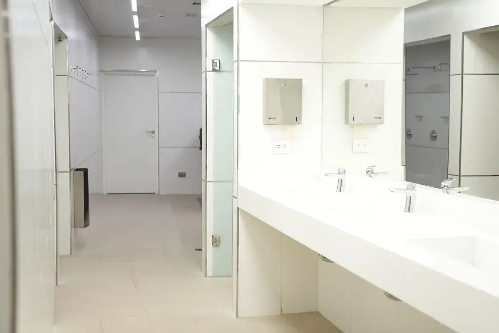 Las nuevas zonas de los baños y piletas para los jugadores visitantes. (Infobae)