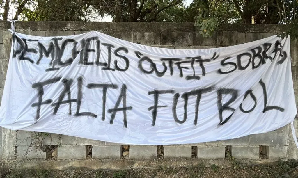 La bandera que le colgaron a Demichelis en México.