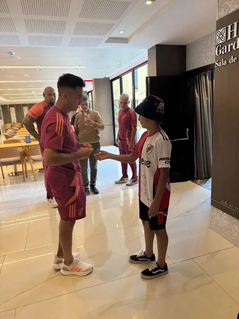 Tadeo charla con su ídolo, Pity Martínez (Foto: Copa Argentina).