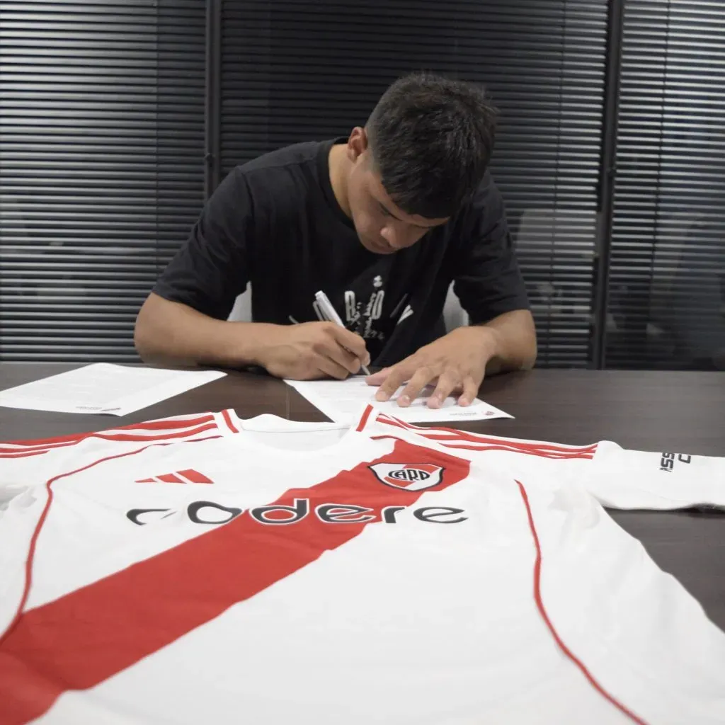 Dylan Martínez también estampó su firma con el club.