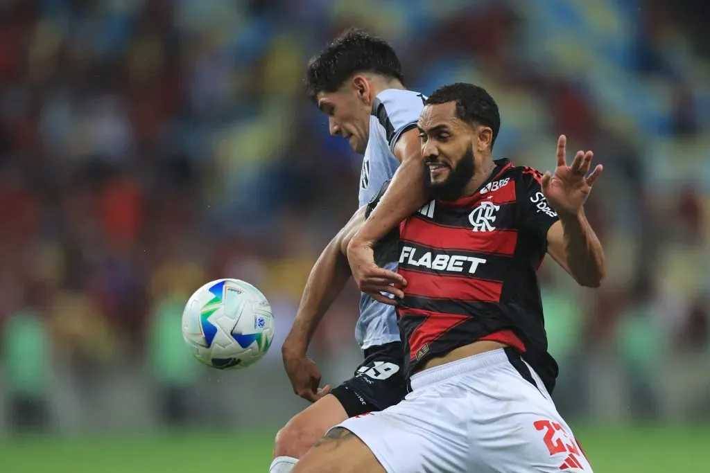 Rivero playing a ball with Juninho in the Maracana. (Photo: Getty).