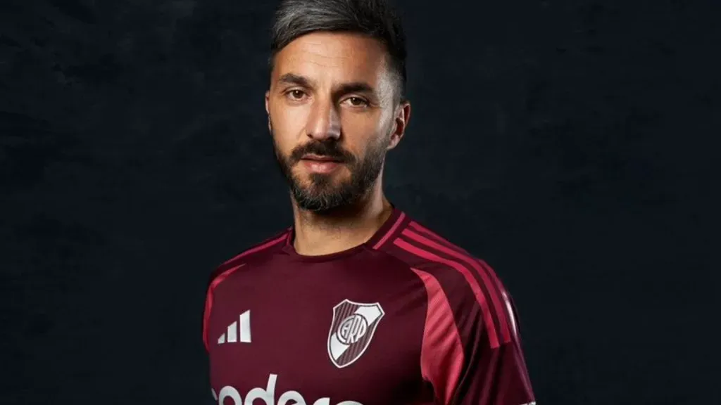 Nacho Scocco, modelo especial de la camiseta alternativa de River (@RiverPlate).