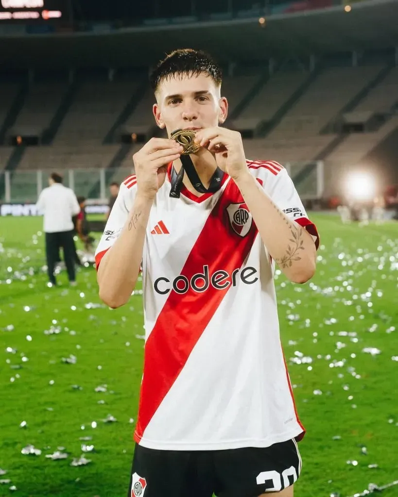 Franco Mastantuono y el beso a la medalla de su primer título con River.