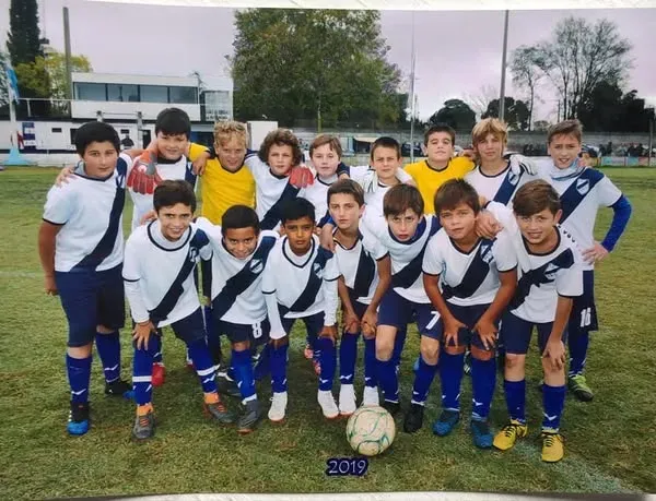 Franco Mastantuono, en 2019, con la 10ma división del club Cemento Armado de Azul (Foto: Facebook CementoArmadoFootBallClub).