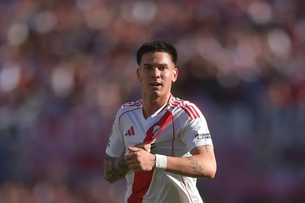 Mastantuono muestra el escudo de River.