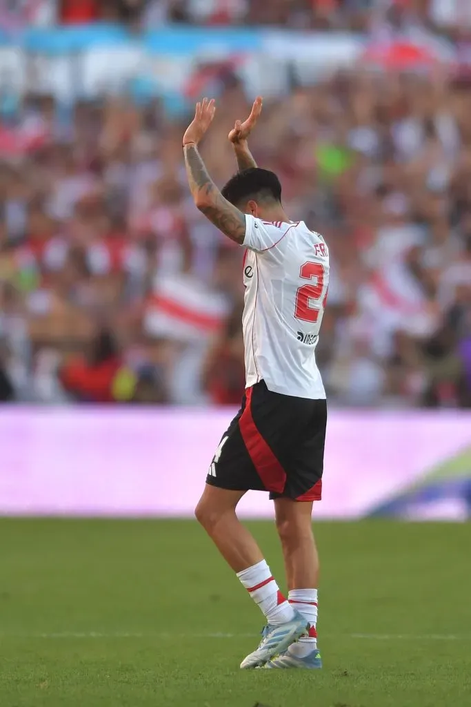 Enzo Pérez, figura, sale ovacionado.