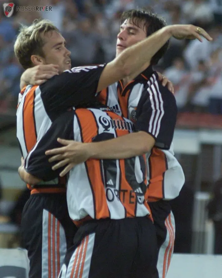 Coudet se abraza con Ortega.