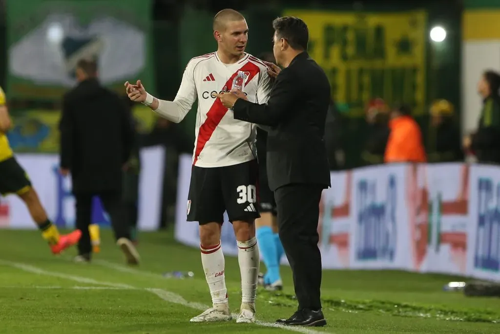 Marcelo Gallardo, DT de River Plate, habla con Franco Mastantuono, el juvenil que tiene a todos encantados en River (FOTO: Daniel Jayo/Getty Images)