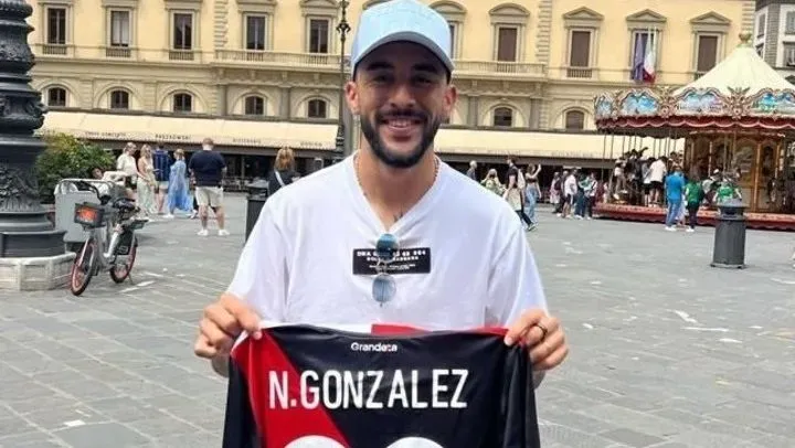 Nico González, con la camiseta de River.