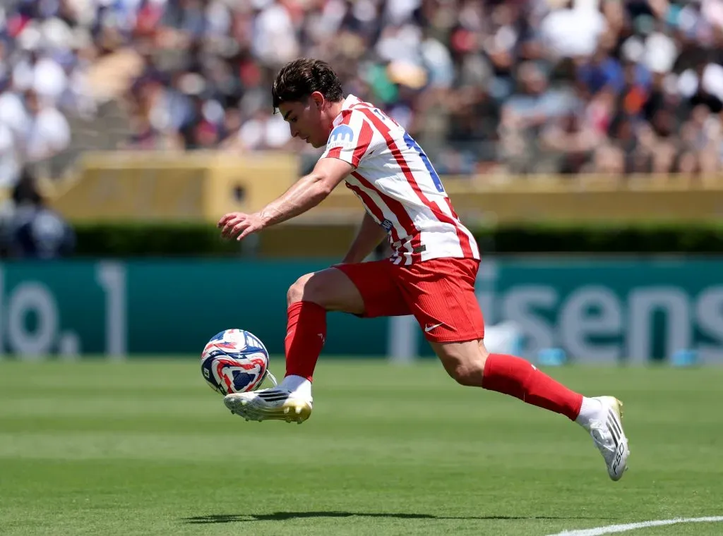 Juega Julián Álvarez.