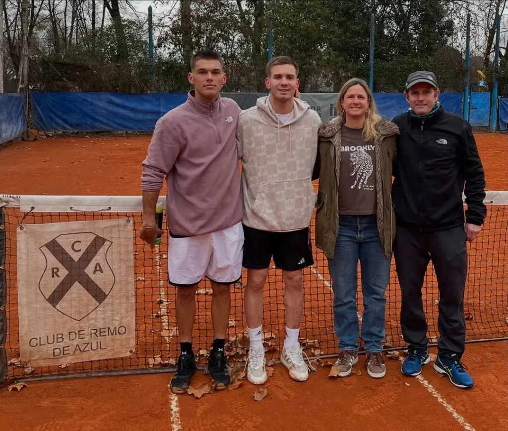 De izquierda a derecha: Bautista Vulicich (tenista), Franco Mastantuono, Florencia Squirru (titular de la Subcomisión de Tenis del Club de Remo, de Azul) y Gonzalo Vidal.
