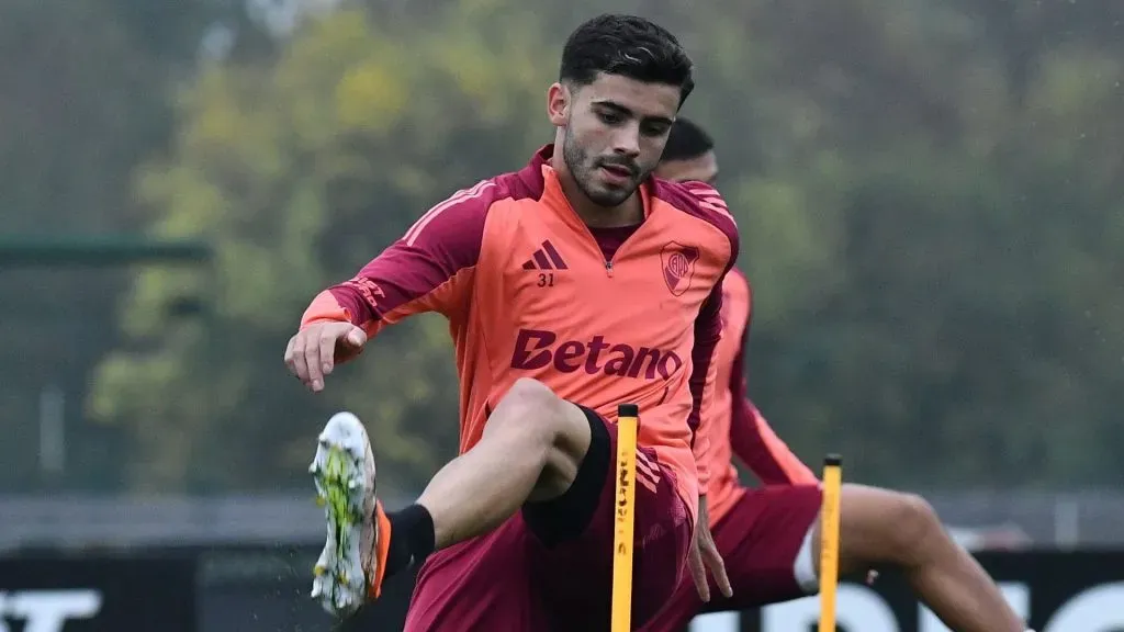 Simón rechazó ofertas y entrena a la par pero la idea es que se vaya.