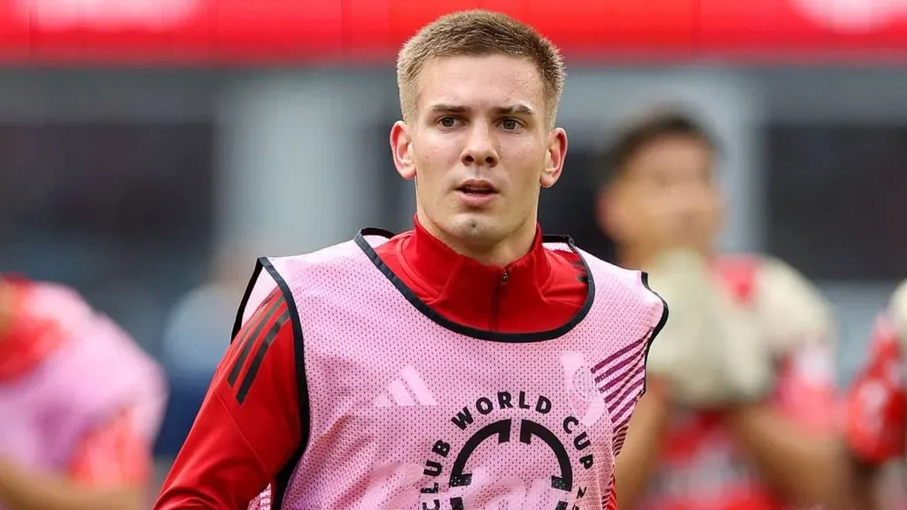 Franco Mastantuono aún no puede ni siquiera entrenarse con el Real Madrid. Recién podrá unirse al plantel Merengue cuando cumpla 18 años, el próximo 14 de agosto de 2025.