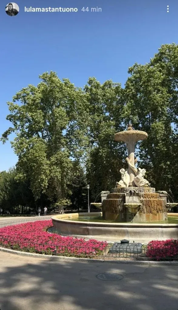 El paseo de la familia Mastantuono por Madrid a horas de la presentación de Franco como nuevo jugador del Real. En la imagen, la Fuente de los Galápagos.