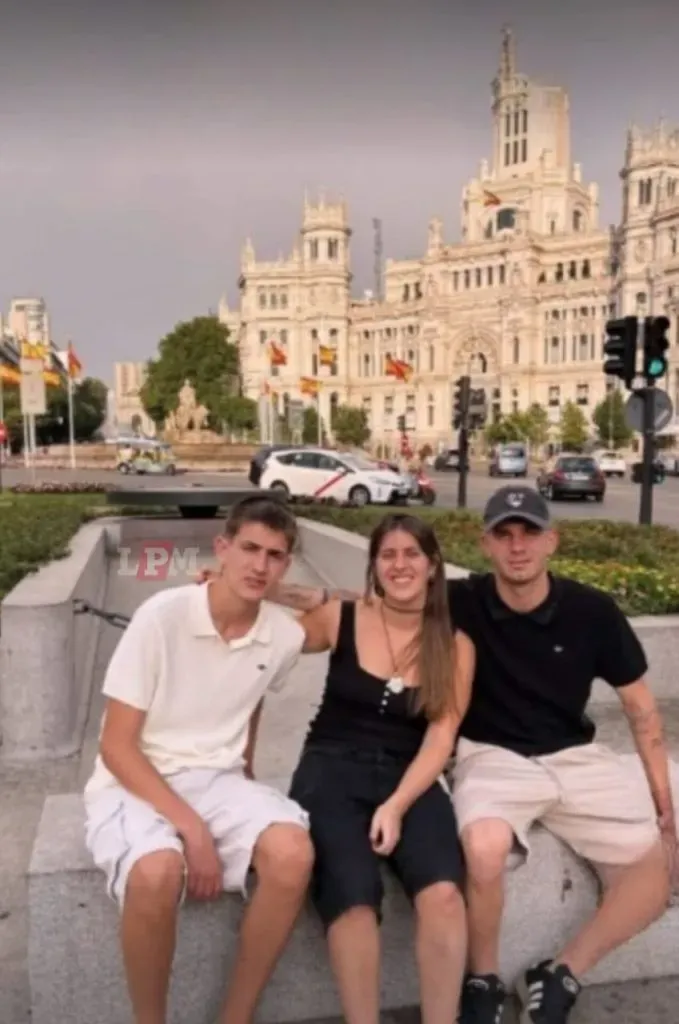 Franco Mastantuono con sus hermanos, Lucila y Valentín, en la emblemática Plaza de Cibeles de Madrid. Detrás, un taxi de la capital española: blanco y con una banda roja.