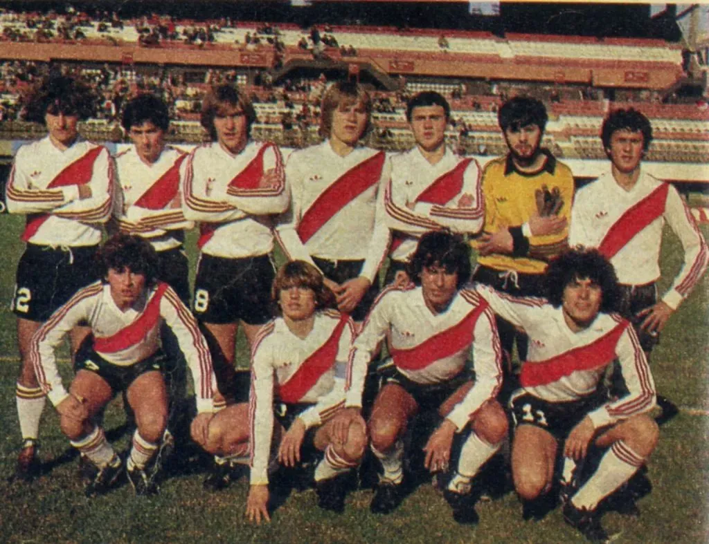 Uno de los equipos formados por juveniles de River que jugó en Primera por la huelga de los profesionales en 1983. Parados, de izquierda a derecha: Roberto Diéguez, Ricardo Vélez, Héctor Fabián Vittor, Carlos Karabín, Luis Gennero, Adrián Rodríguez y Néstor Gorosito. Agachados, de izquierda a derecha: Claudio López, Néstor De Vicente, Mauricio Trillo y Claudio Gavazzi.