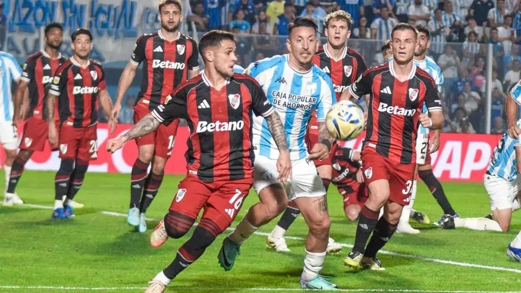 River cayó ante Atlético Tucumán y cortó su buena racha en el torneo local.