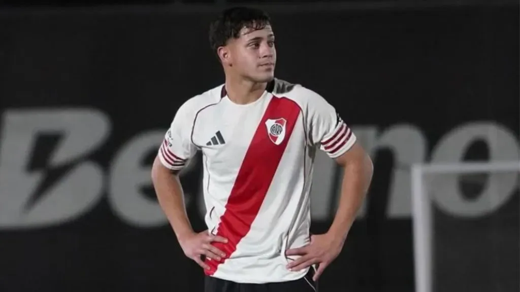 Acosta renovó su contrato con River y tuvo su debut en Tucumán.