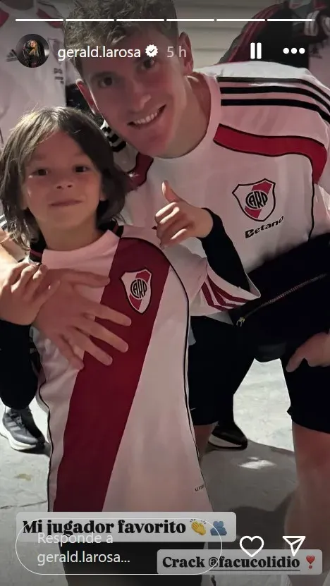 Benjamín Gallardo con Facundo Colidio, su jugador preferido de River.