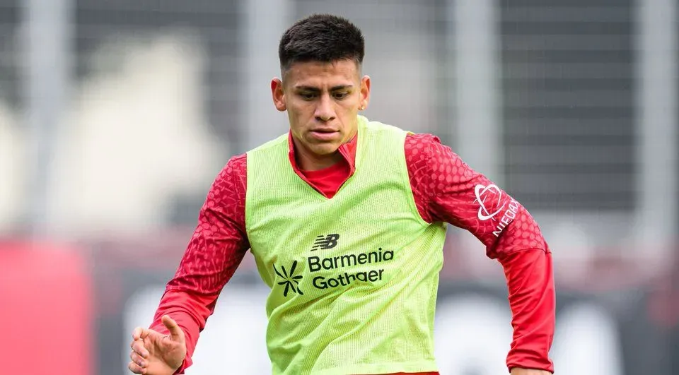 Echeverri suma dos titularidades en siete partidos con Bayer Leverkusen.